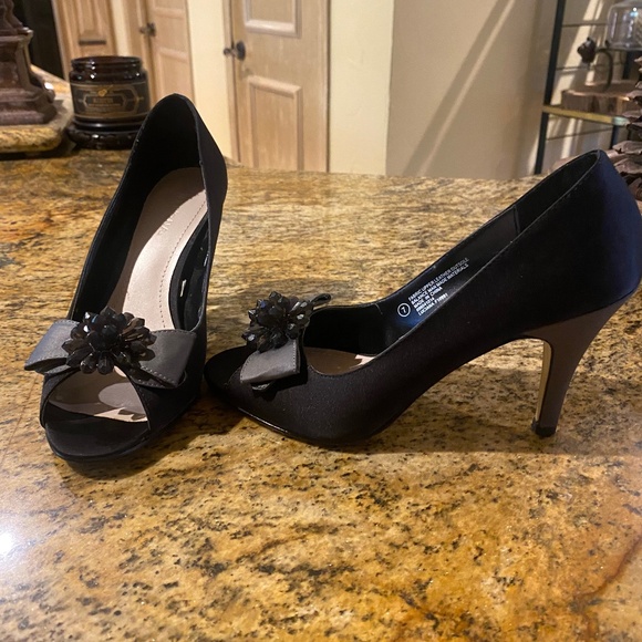 Beautiful Peep-Toe Heels - Picture 3 of 4